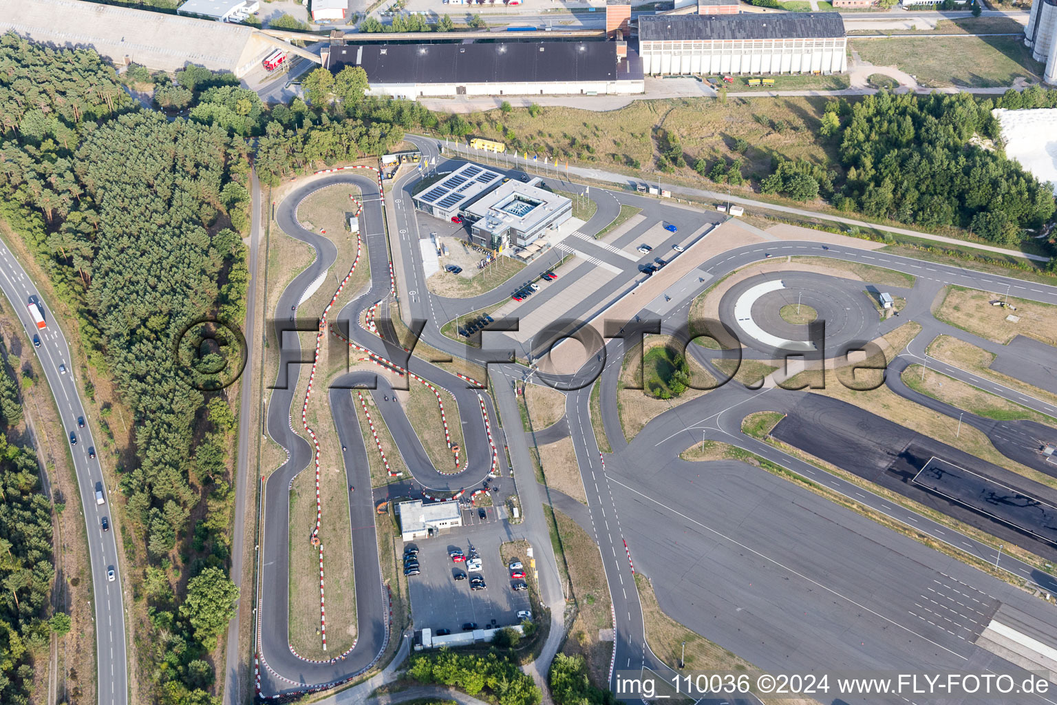 Vue aérienne de Piste de karting de Lunebourg et centre de sécurité de conduite ADAC Hansa à Embsen dans le département Basse-Saxe, Allemagne