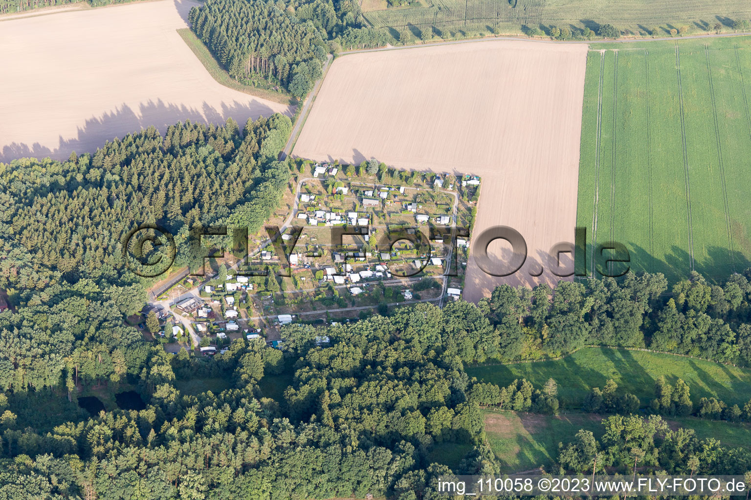 Vue aérienne de Site de camp à Amelinghausen dans le département Basse-Saxe, Allemagne