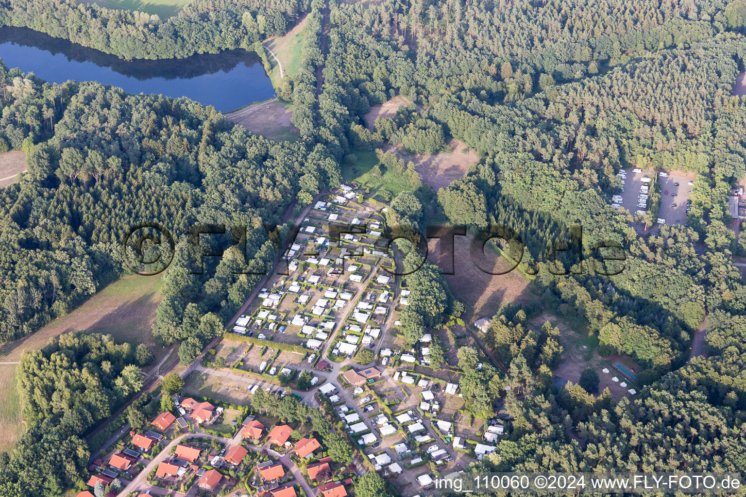 Vue aérienne de Vue des rues et des maisons des quartiers résidentiels à Amelinghausen dans le département Basse-Saxe, Allemagne