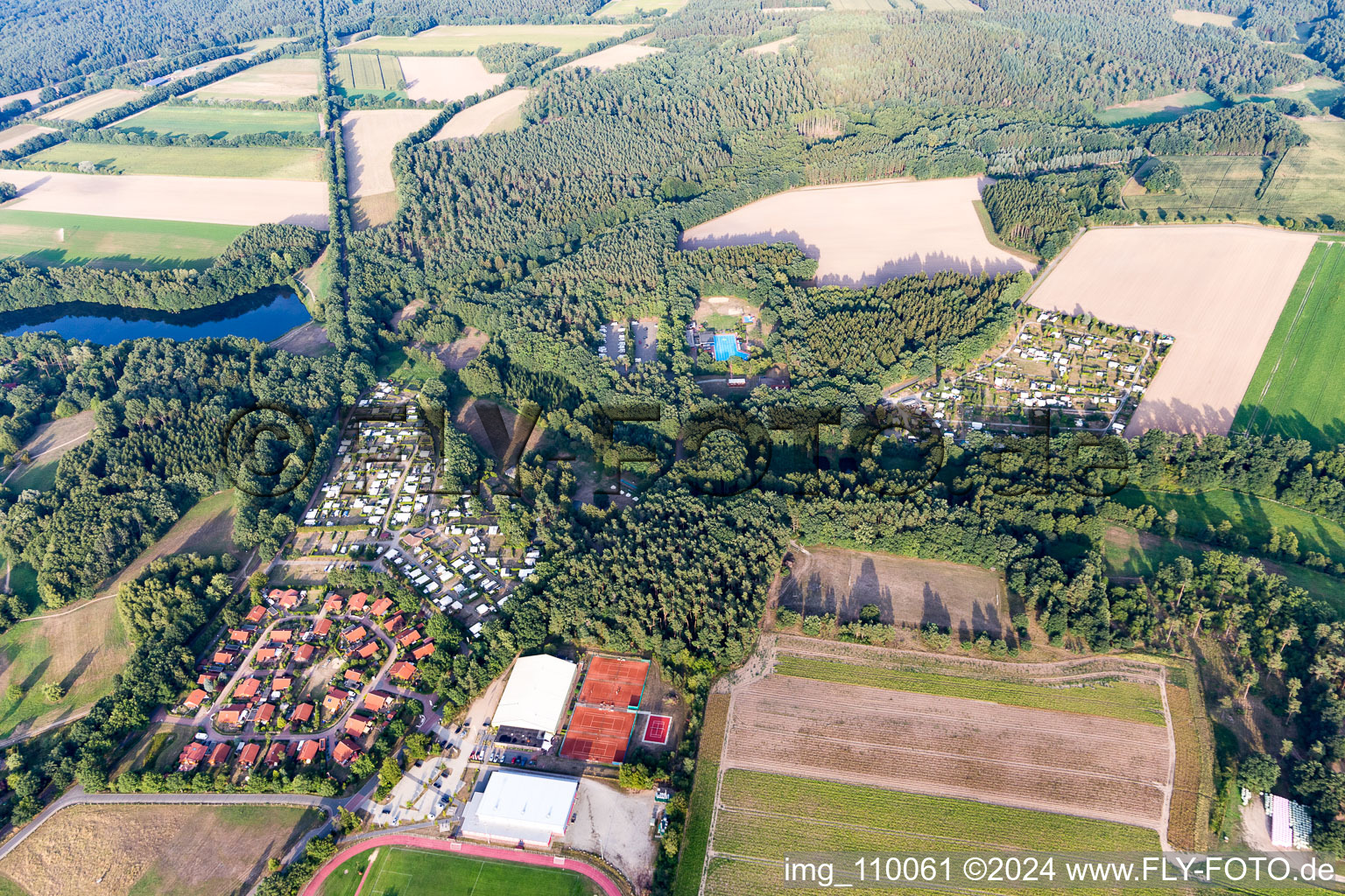 Vue aérienne de Vue des rues et des maisons des quartiers résidentiels à Amelinghausen dans le département Basse-Saxe, Allemagne