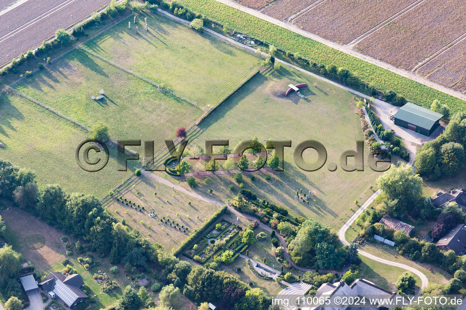 Vue aérienne de Complexe de maisons de vacances dans le parc de vacances Gutspark à Amelinghausen dans le département Basse-Saxe, Allemagne