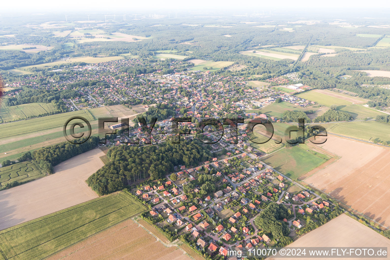 Photographie aérienne de Vue des rues et des maisons des quartiers résidentiels à Amelinghausen dans le département Basse-Saxe, Allemagne