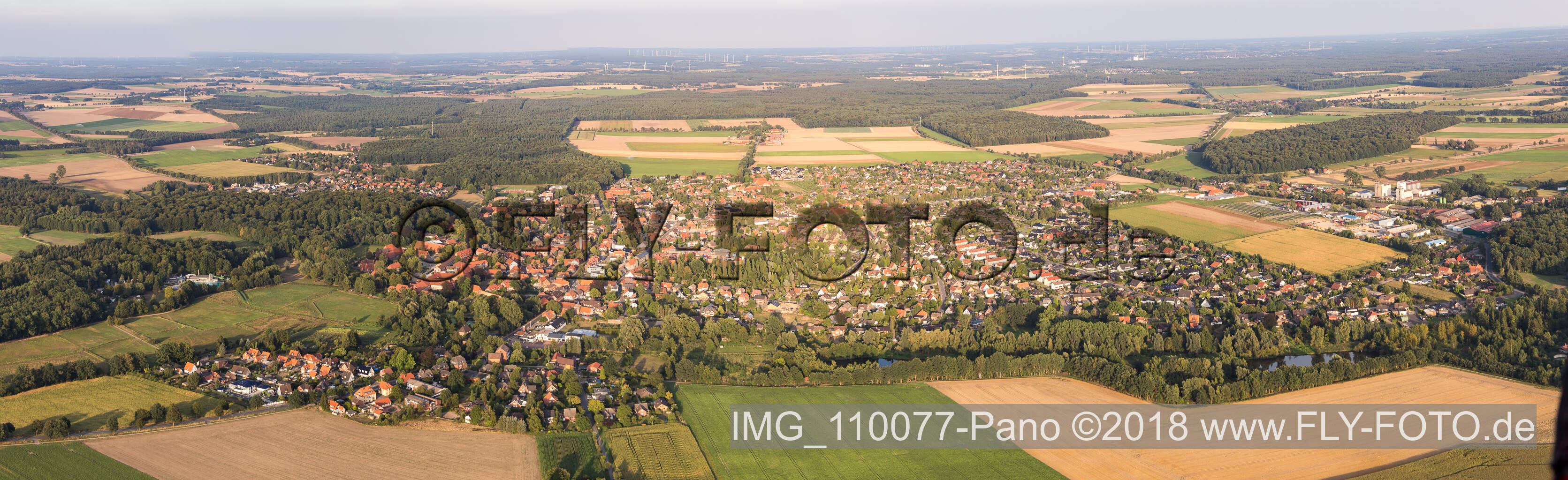 Vue aérienne de Vue panoramique en perspective des rues et des maisons des quartiers résidentiels à Ebstorf dans le département Basse-Saxe, Allemagne
