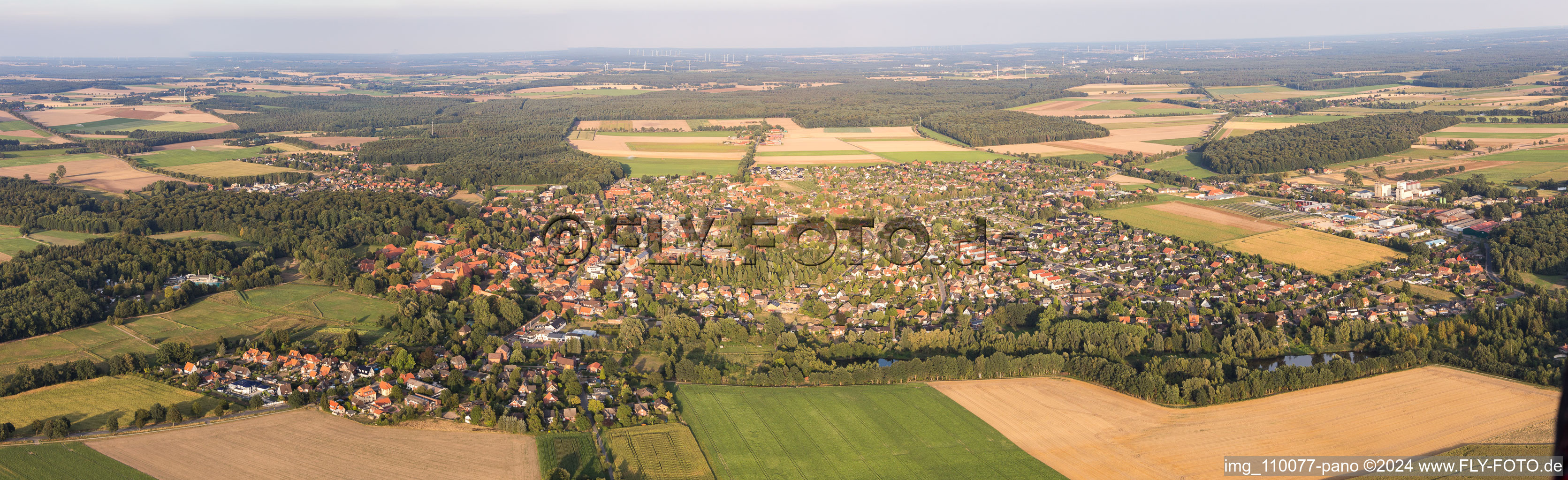 Vue aérienne de Vue panoramique en perspective des rues et des maisons des quartiers résidentiels à Ebstorf dans le département Basse-Saxe, Allemagne