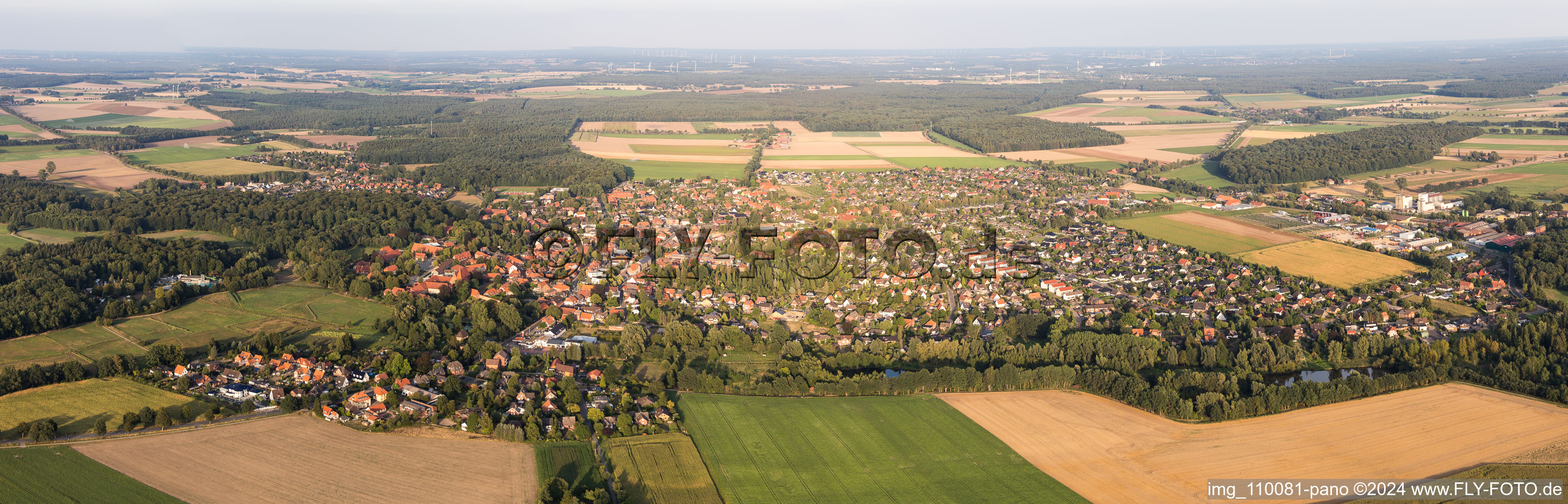 Vue aérienne de Vue panoramique en perspective des rues et des maisons des quartiers résidentiels à Ebstorf dans le département Basse-Saxe, Allemagne