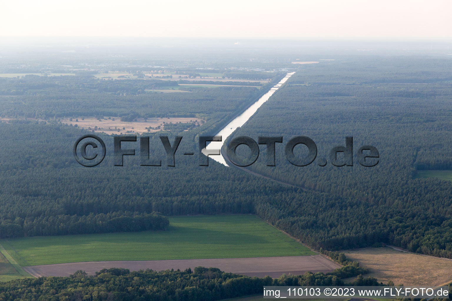Vue aérienne de Canal latéral à l'Elbe à Hohnstorf dans le département Basse-Saxe, Allemagne