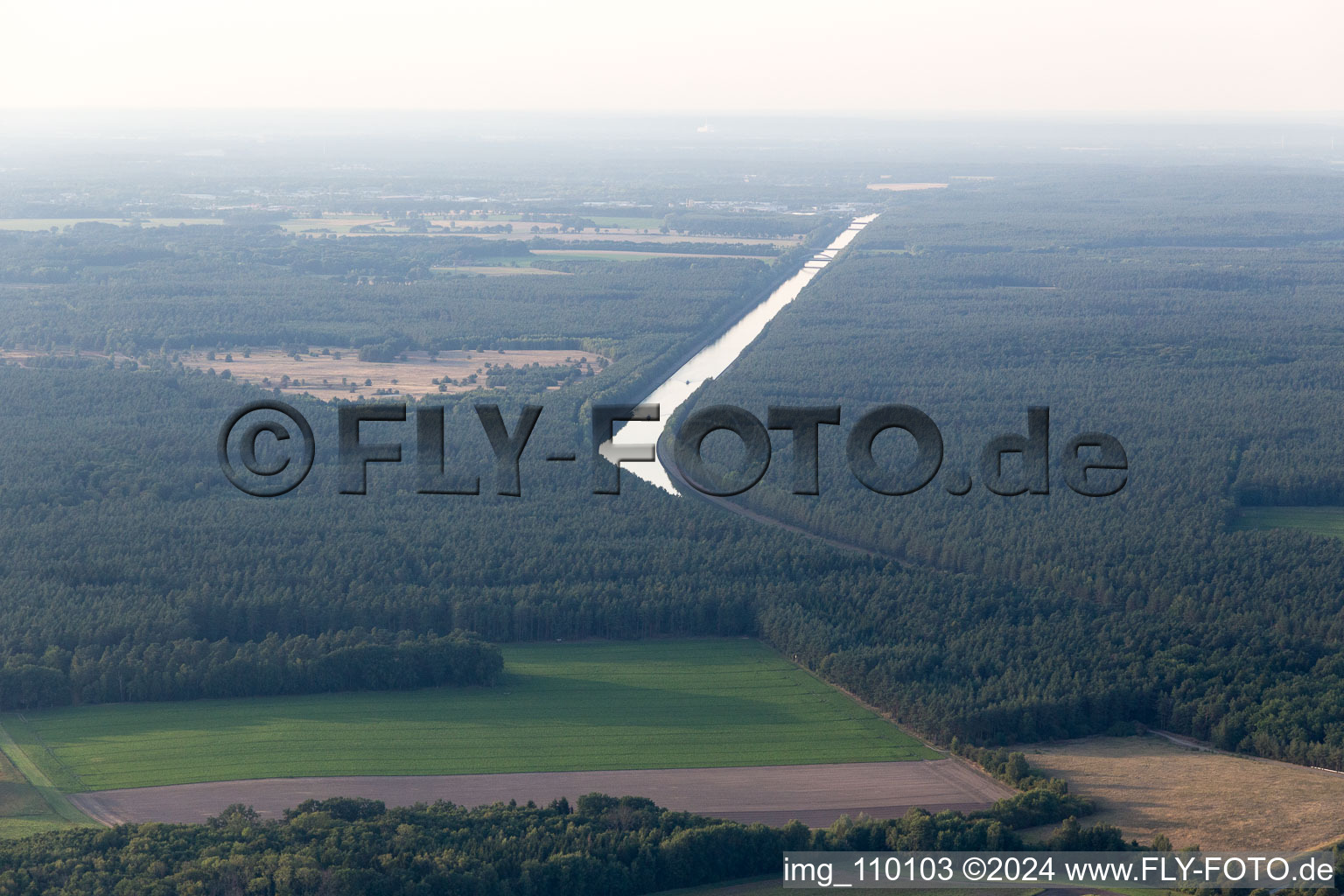 Vue aérienne de Hohnstorf, canal latéral à l'Elbe à le quartier Wulfstorf in Bienenbüttel dans le département Basse-Saxe, Allemagne