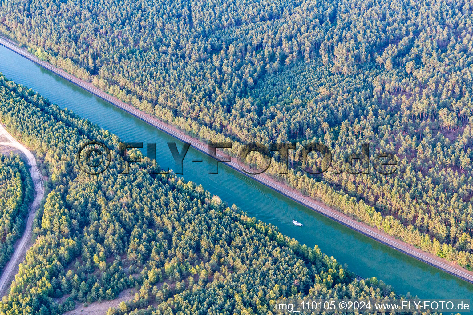 Vue aérienne de Canal latéral à l'Elbe à Wulfstorf dans le département Basse-Saxe, Allemagne