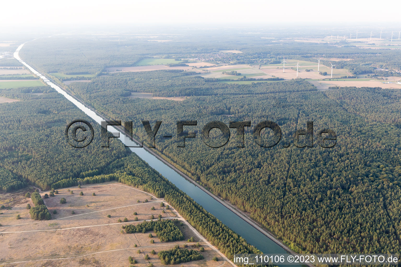 Vue aérienne de Canal latéral à l'Elbe à Wulfstorf dans le département Basse-Saxe, Allemagne