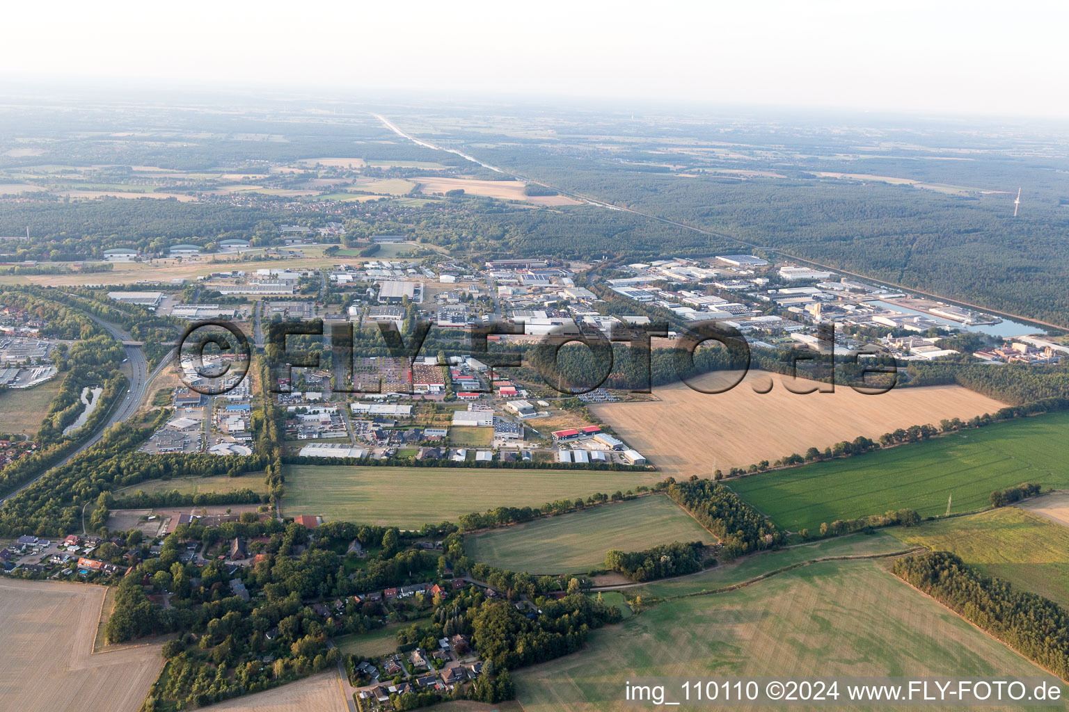 Vue oblique de Zone industrielle au port à Lüneburg dans le département Basse-Saxe, Allemagne