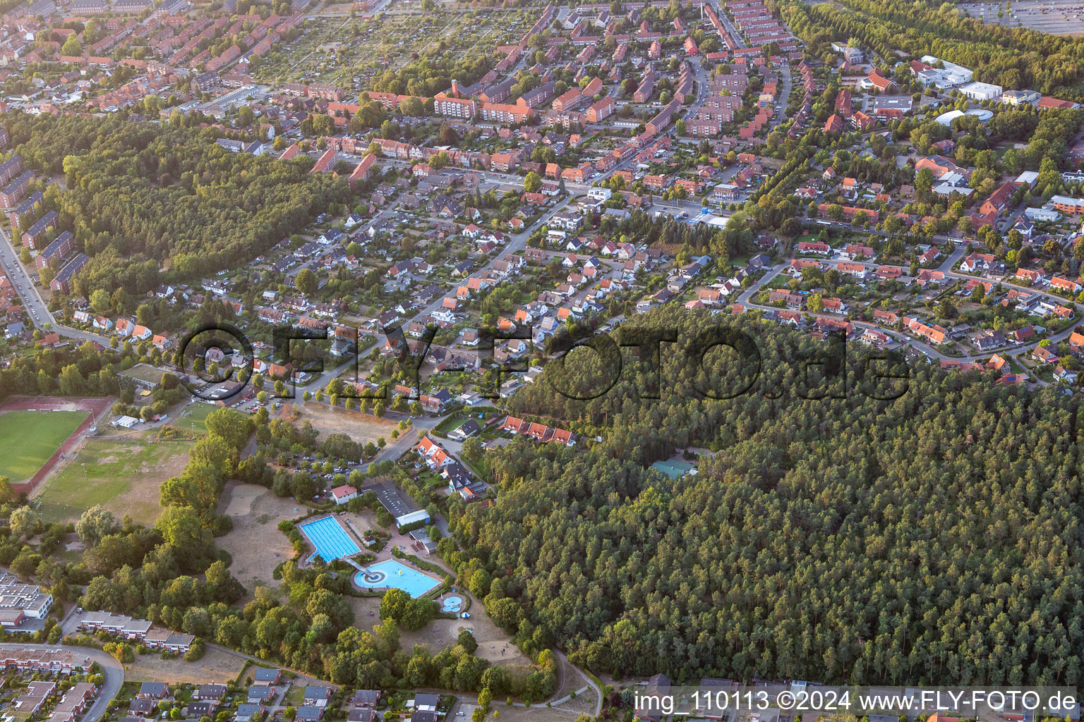 Vue aérienne de Piscine à la piscine extérieure de Hagen Lüneburg à le quartier Neuhagen in Lüneburg dans le département Basse-Saxe, Allemagne