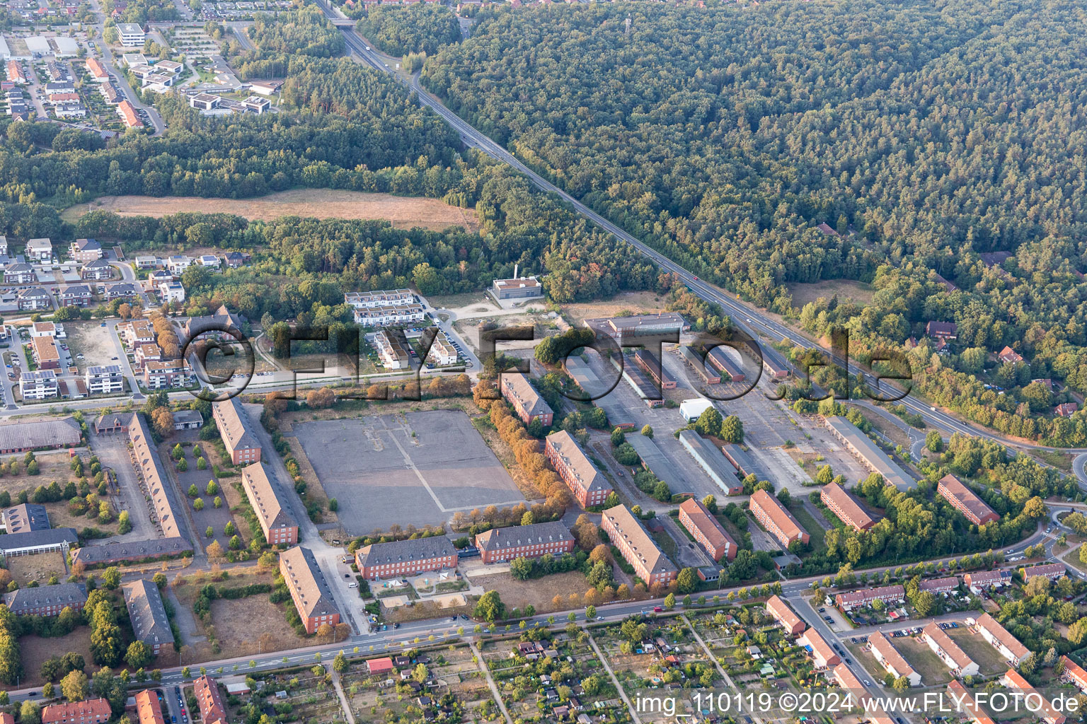 Vue aérienne de Ancienne caserne militaire entre Wismarer et Lübecker Straße à le quartier Neuhagen in Lüneburg dans le département Basse-Saxe, Allemagne