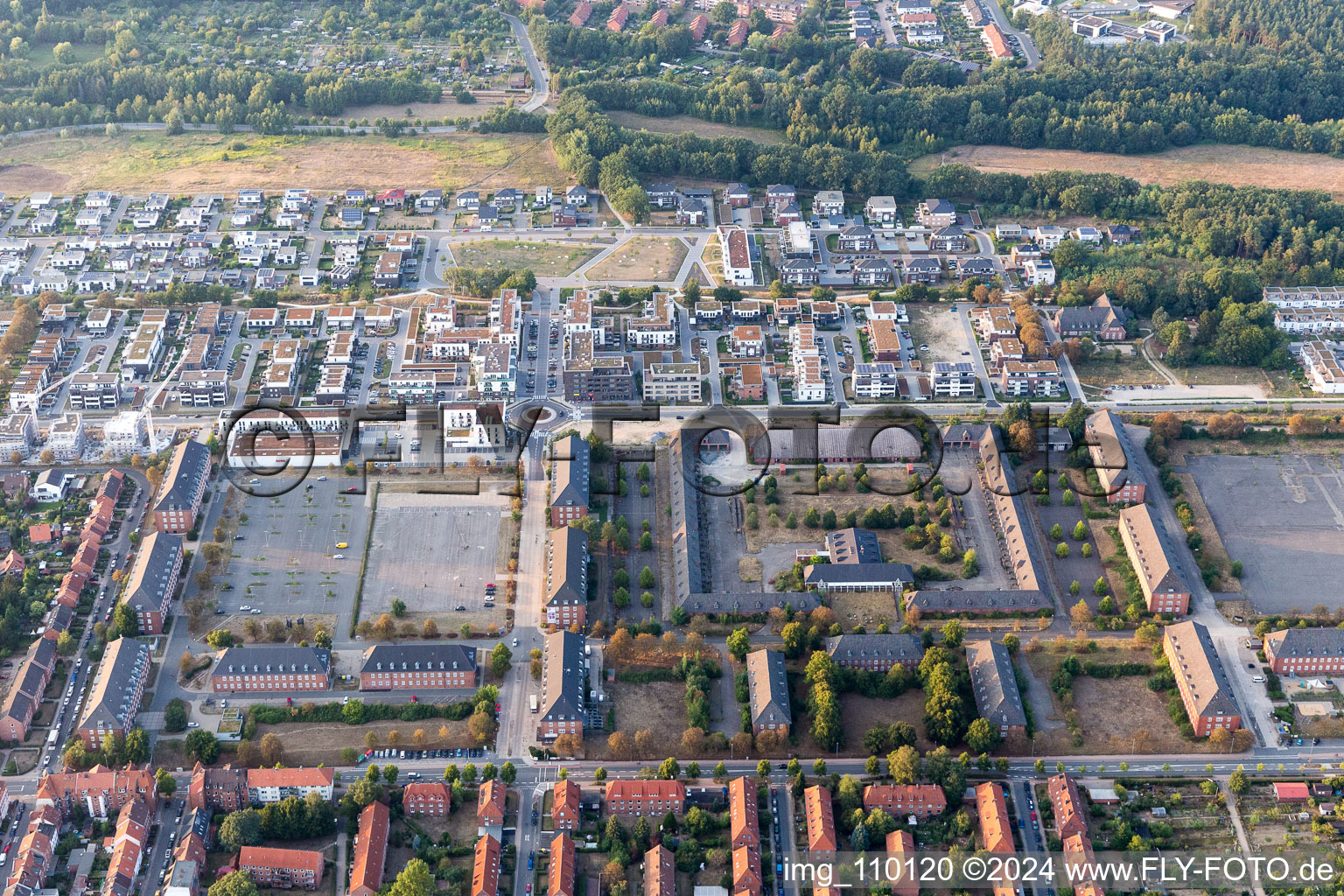 Vue aérienne de Ancienne caserne militaire entre Wismarer et Lübecker Straße à le quartier Neuhagen in Lüneburg dans le département Basse-Saxe, Allemagne