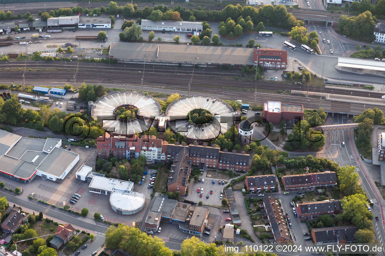 Vue aérienne de Parking double et rond sur le parking de la gare à Lüneburg dans le département Basse-Saxe, Allemagne