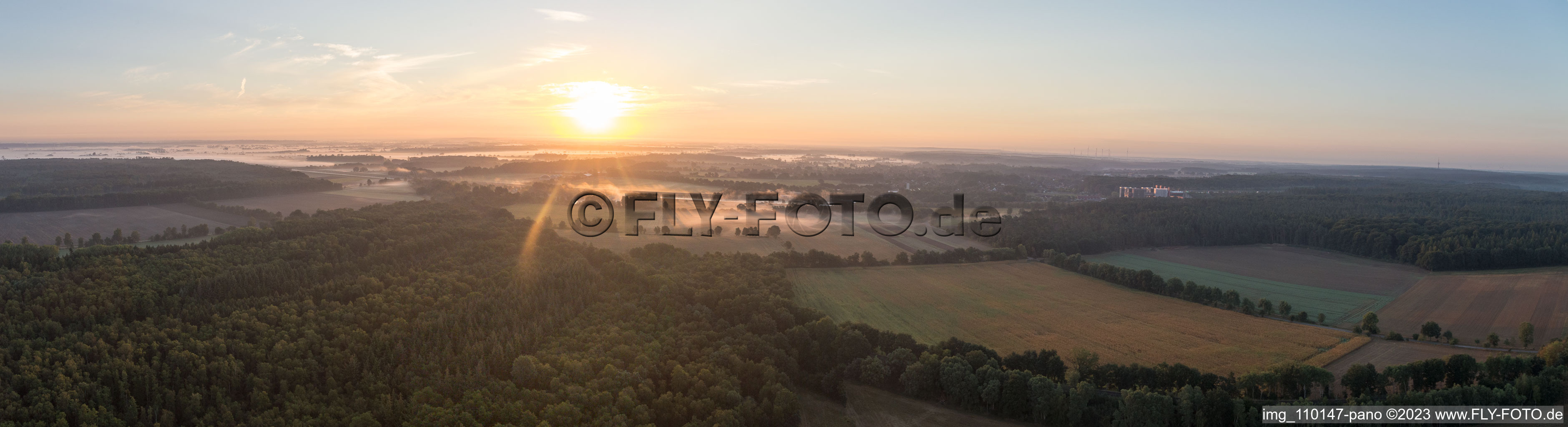 Vue aérienne de Panorama au lever du soleil à Scharnebeck dans le département Basse-Saxe, Allemagne
