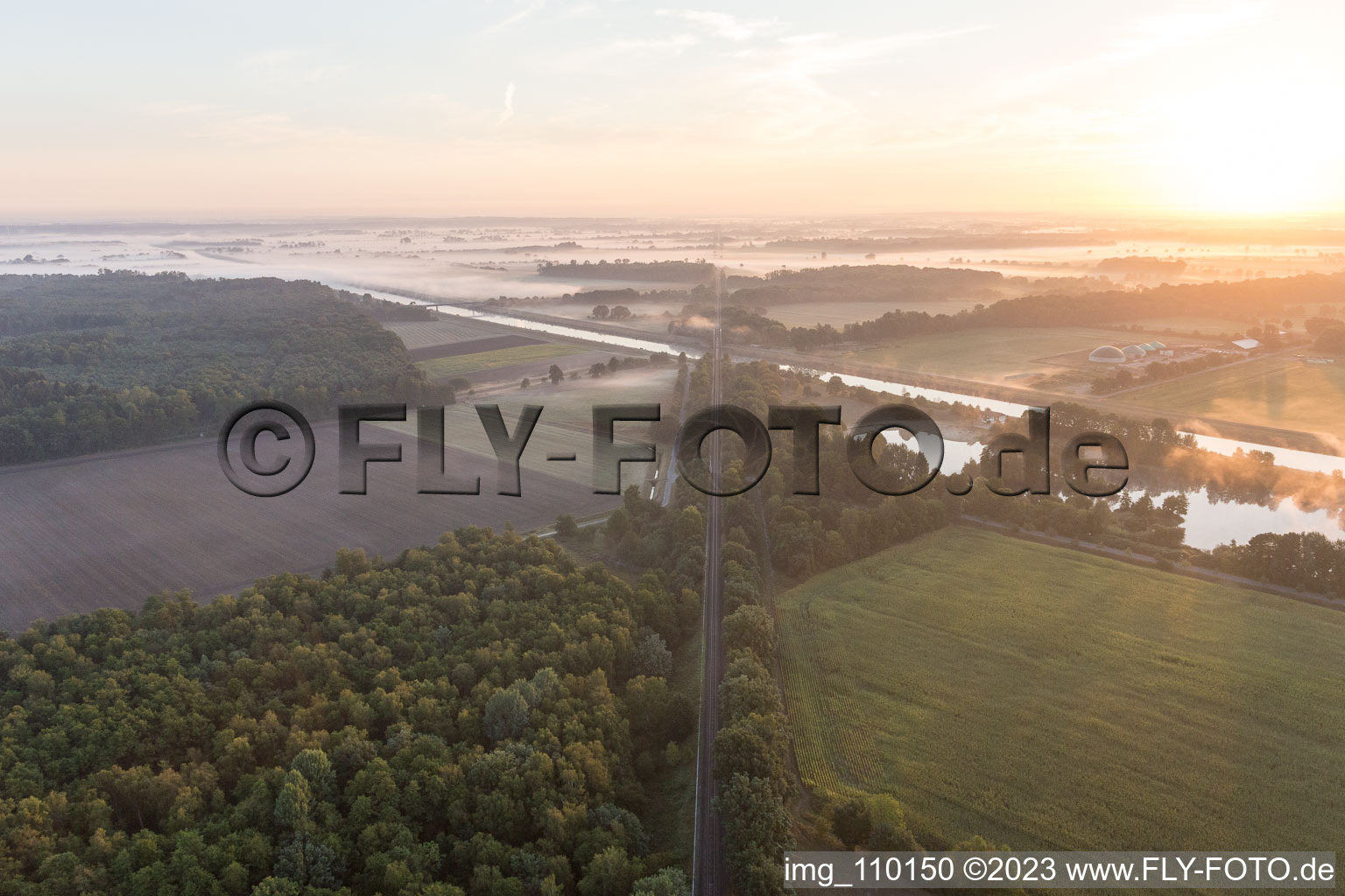 Vue aérienne de Voies ferrées traversant le canal latéral à l'Elbe à Scharnebeck dans le département Basse-Saxe, Allemagne