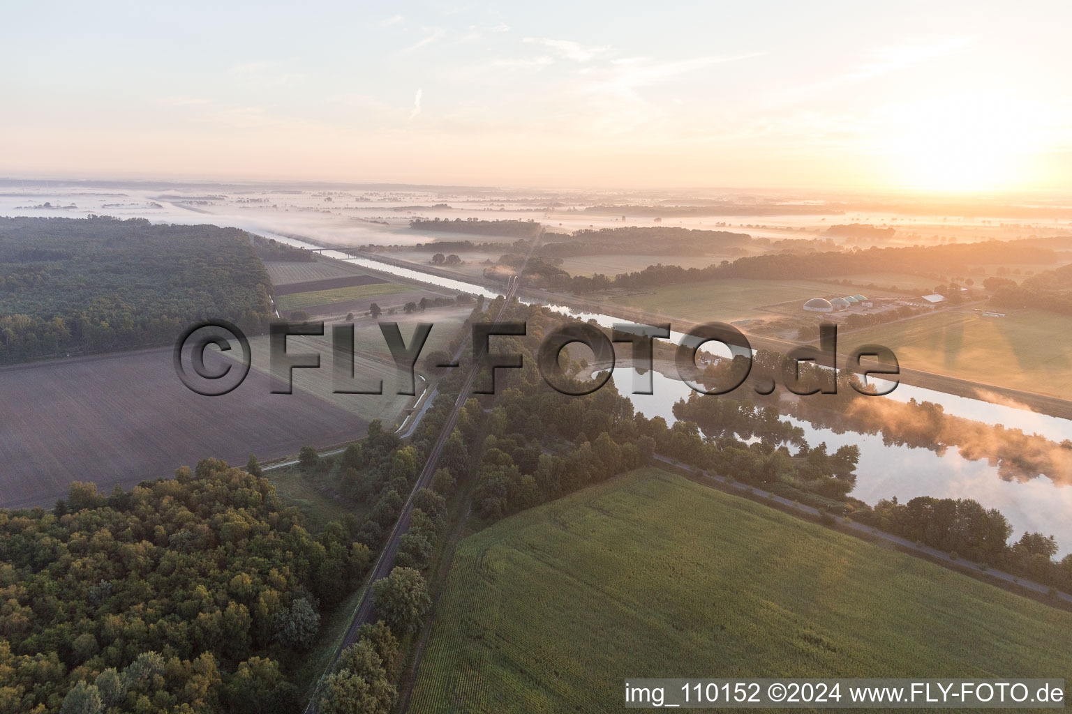 Photographie aérienne de Voies ferrées traversant le canal latéral à l'Elbe à Scharnebeck dans le département Basse-Saxe, Allemagne