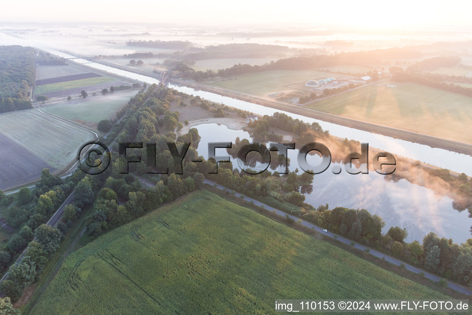 Vue oblique de Voies ferrées traversant le canal latéral à l'Elbe à Scharnebeck dans le département Basse-Saxe, Allemagne