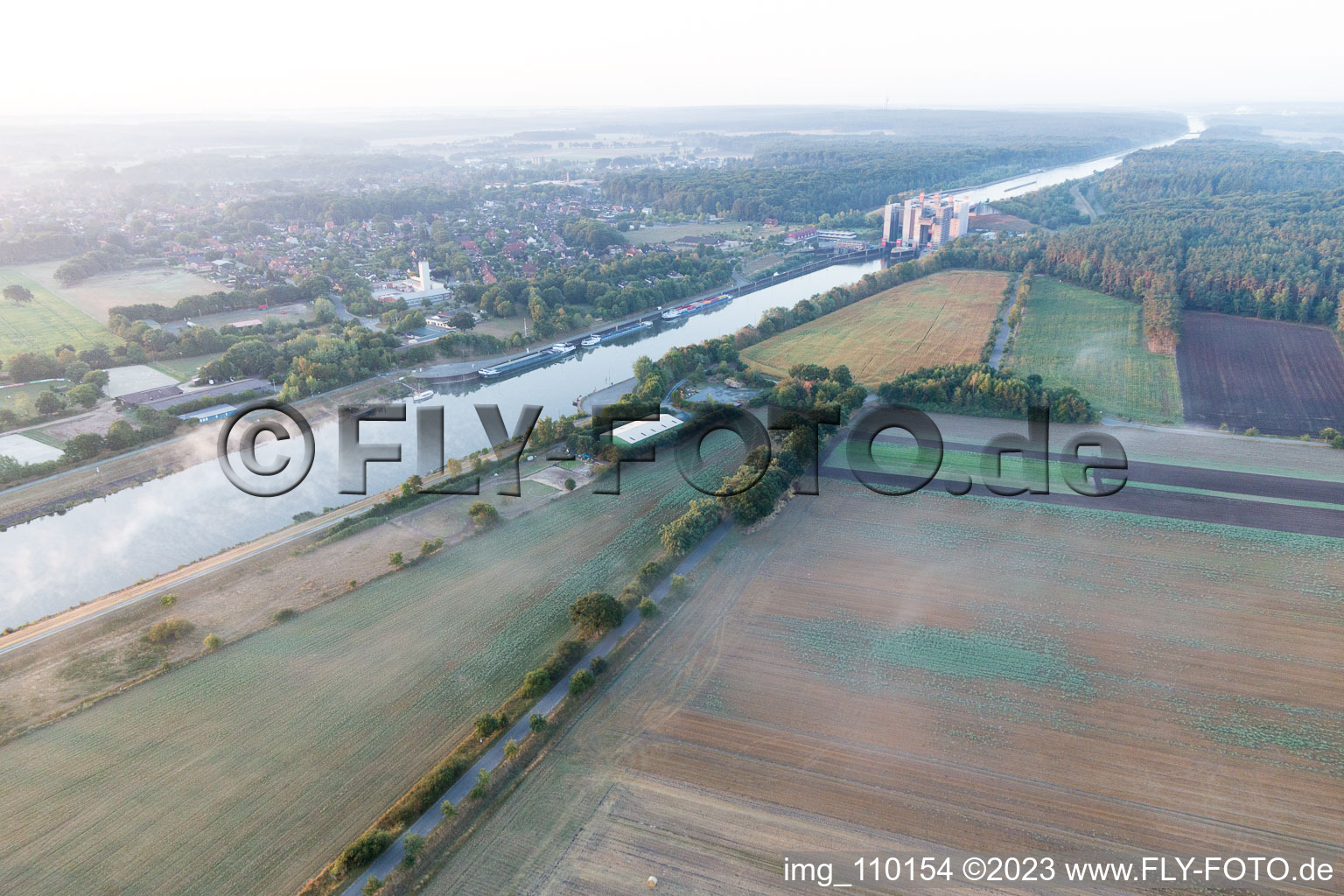 Vue aérienne de Systèmes d'ascenseurs à bateaux et d'écluses sur les rives du canal latéral à l'Elbe à Scharnebeck dans le département Basse-Saxe, Allemagne