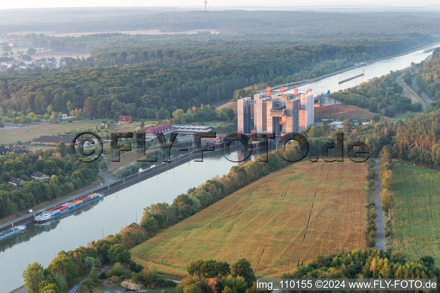 Vue aérienne de Systèmes d'ascenseurs à bateaux et d'écluses sur les rives du canal latéral à l'Elbe à Scharnebeck dans le département Basse-Saxe, Allemagne
