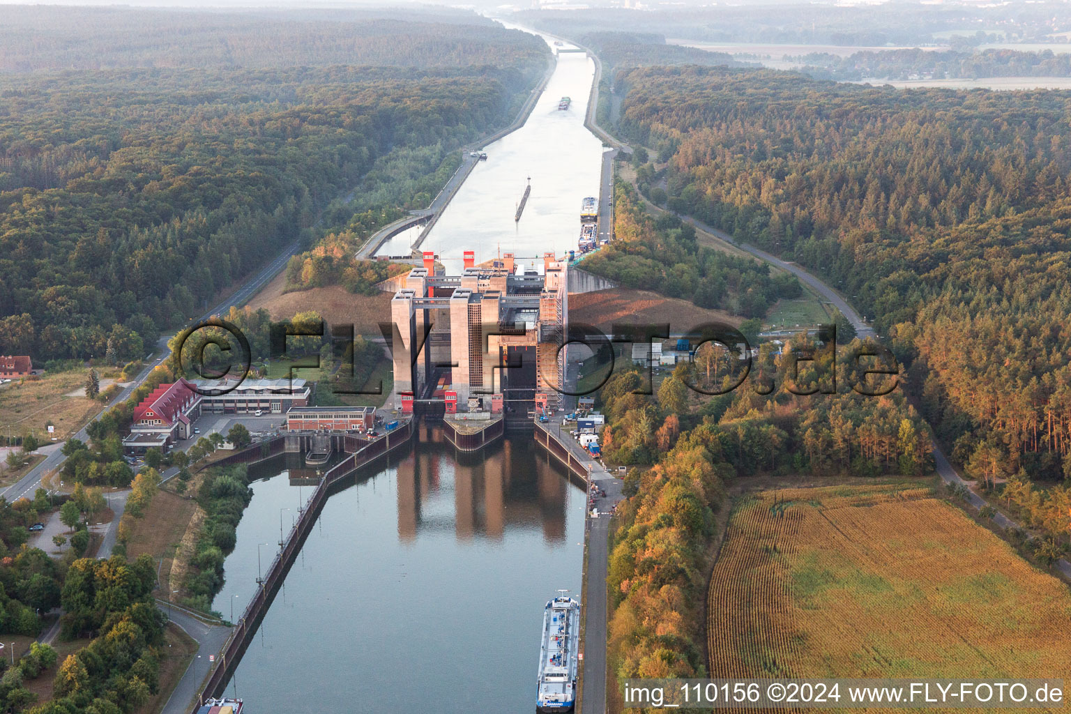 Photographie aérienne de Systèmes d'ascenseurs à bateaux et d'écluses sur les rives du canal latéral à l'Elbe à Scharnebeck dans le département Basse-Saxe, Allemagne