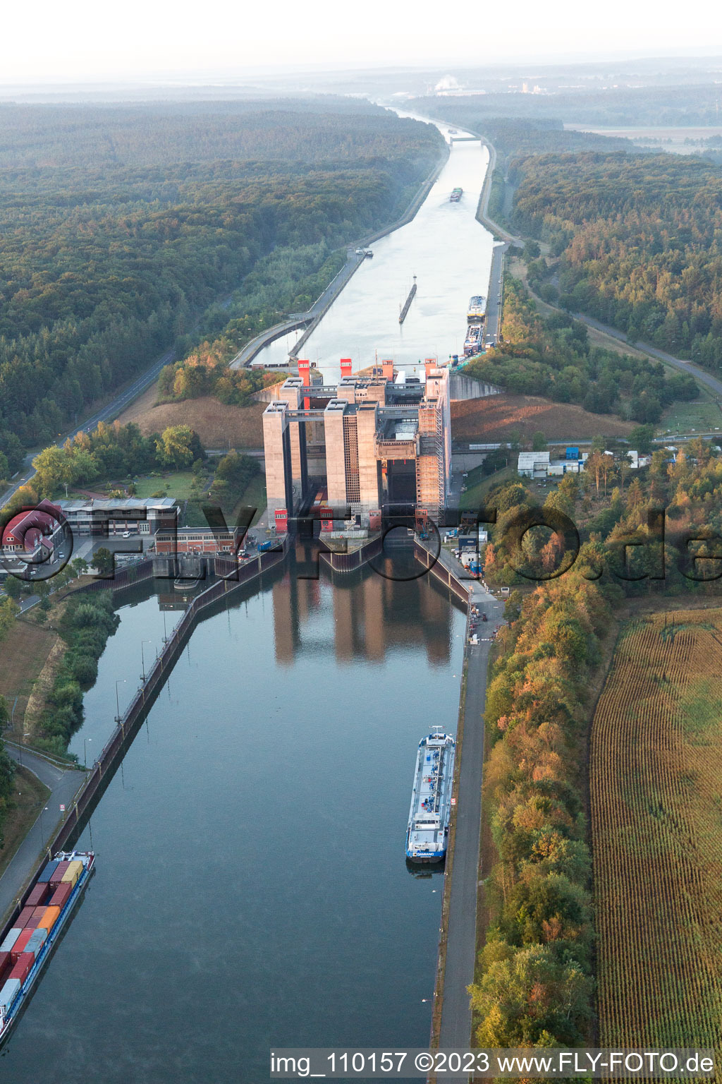 Vue oblique de Systèmes d'ascenseurs à bateaux et d'écluses sur les rives du canal latéral à l'Elbe à Scharnebeck dans le département Basse-Saxe, Allemagne