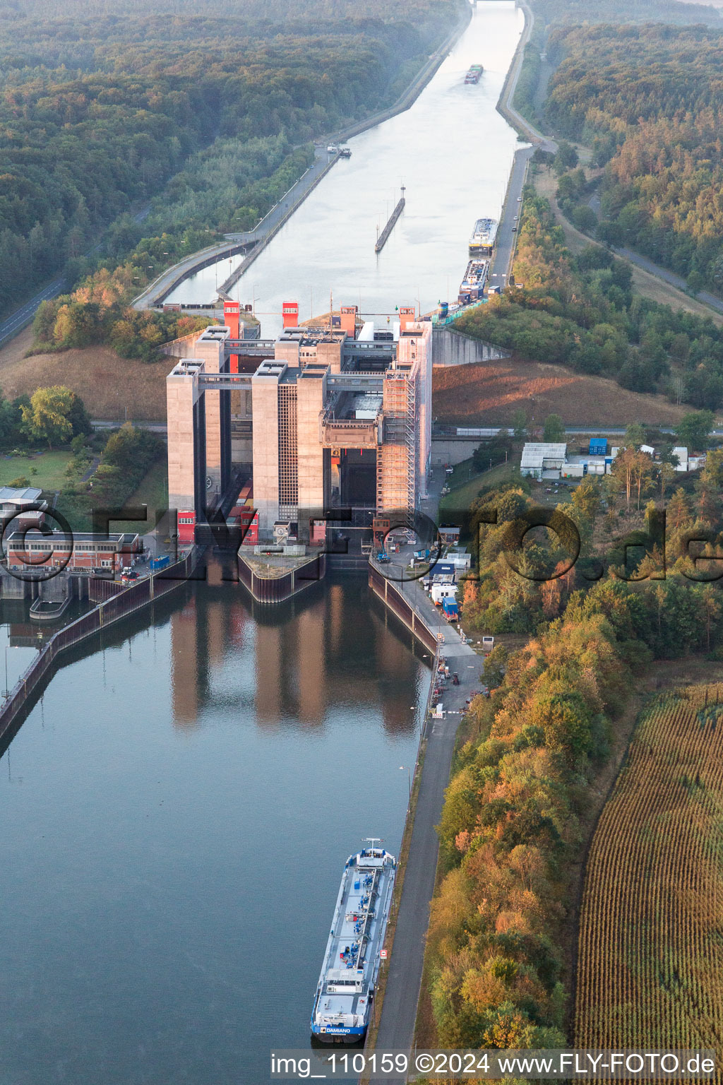 Systèmes d'ascenseurs à bateaux et d'écluses sur les rives du canal latéral à l'Elbe à Scharnebeck dans le département Basse-Saxe, Allemagne d'en haut