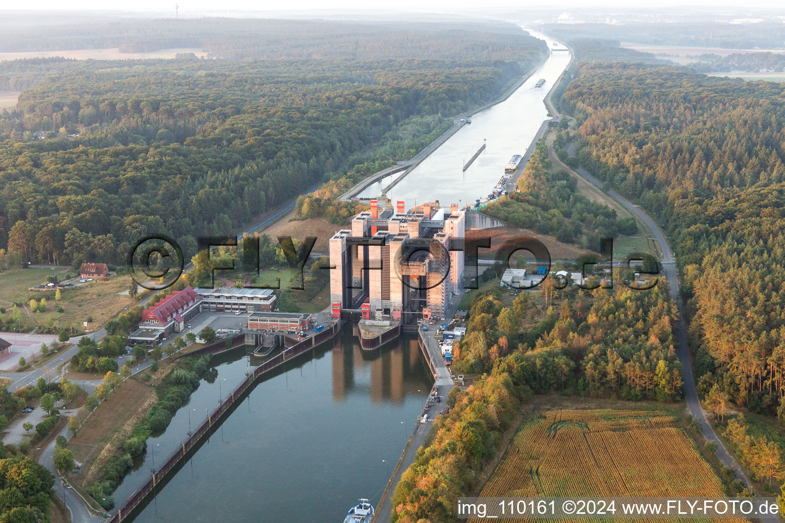 Systèmes d'ascenseurs à bateaux et d'écluses sur les rives du canal latéral à l'Elbe à Scharnebeck dans le département Basse-Saxe, Allemagne hors des airs