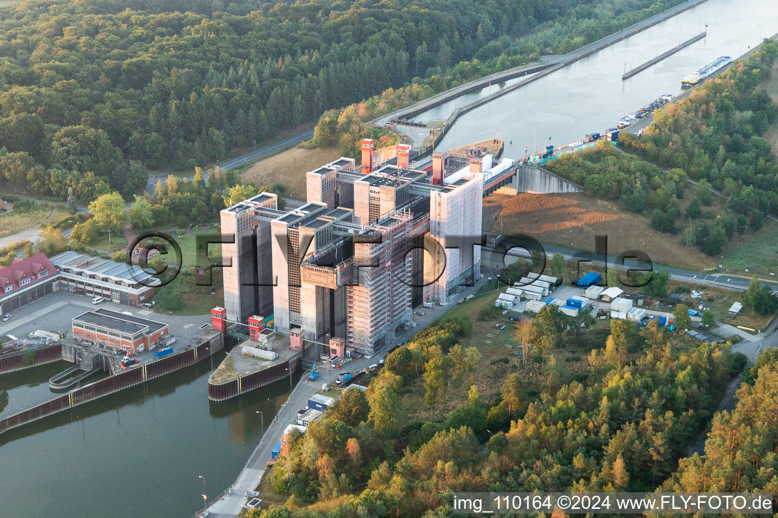 Systèmes d'ascenseurs à bateaux et d'écluses sur les rives du canal latéral à l'Elbe à Scharnebeck dans le département Basse-Saxe, Allemagne depuis l'avion