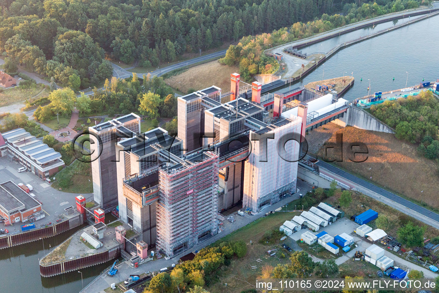 Vue d'oiseau de Systèmes d'ascenseurs à bateaux et d'écluses sur les rives du canal latéral à l'Elbe à Scharnebeck dans le département Basse-Saxe, Allemagne