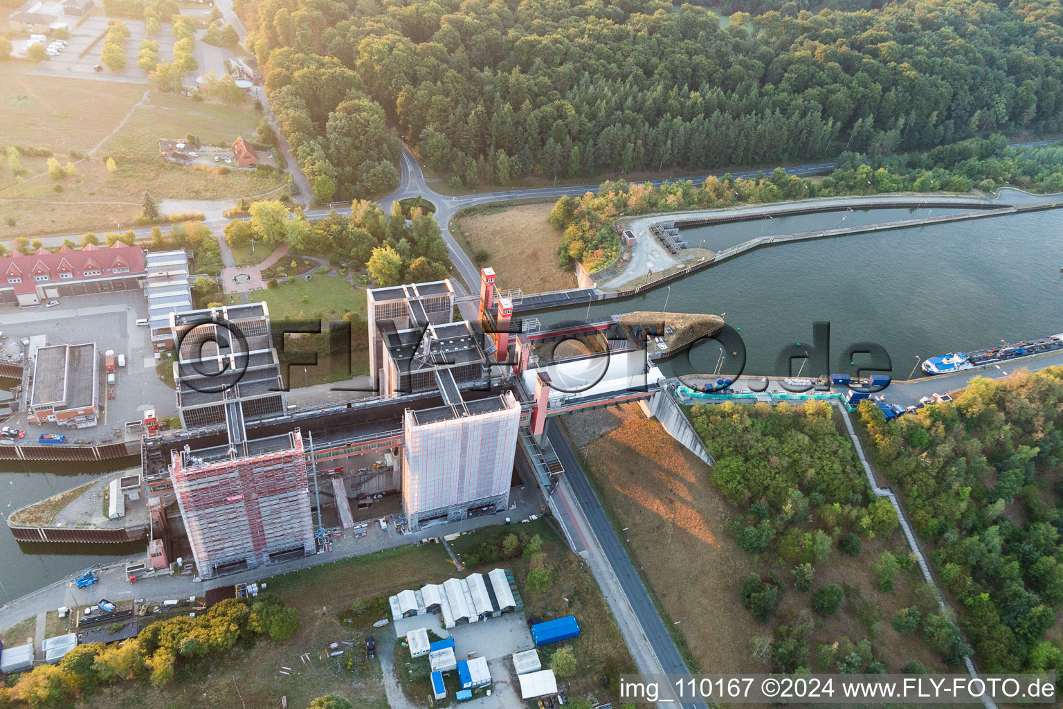 Systèmes d'ascenseurs à bateaux et d'écluses sur les rives du canal latéral à l'Elbe à Scharnebeck dans le département Basse-Saxe, Allemagne vue du ciel