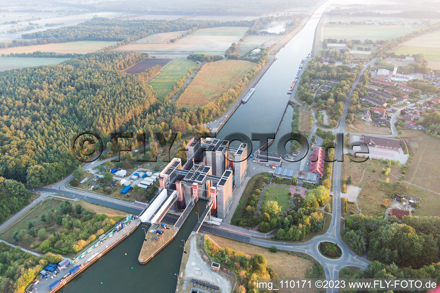 Image drone de Systèmes d'ascenseurs à bateaux et d'écluses sur les rives du canal latéral à l'Elbe à Scharnebeck dans le département Basse-Saxe, Allemagne
