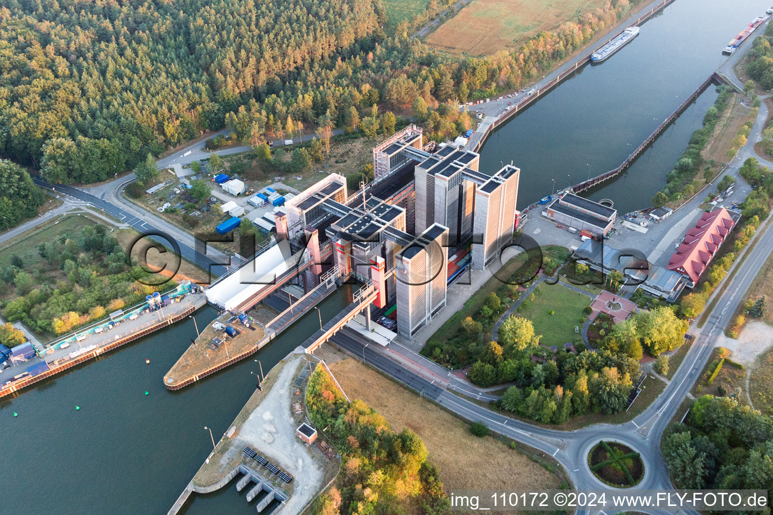 Systèmes d'ascenseurs à bateaux et d'écluses sur les rives du canal latéral à l'Elbe à Scharnebeck dans le département Basse-Saxe, Allemagne du point de vue du drone