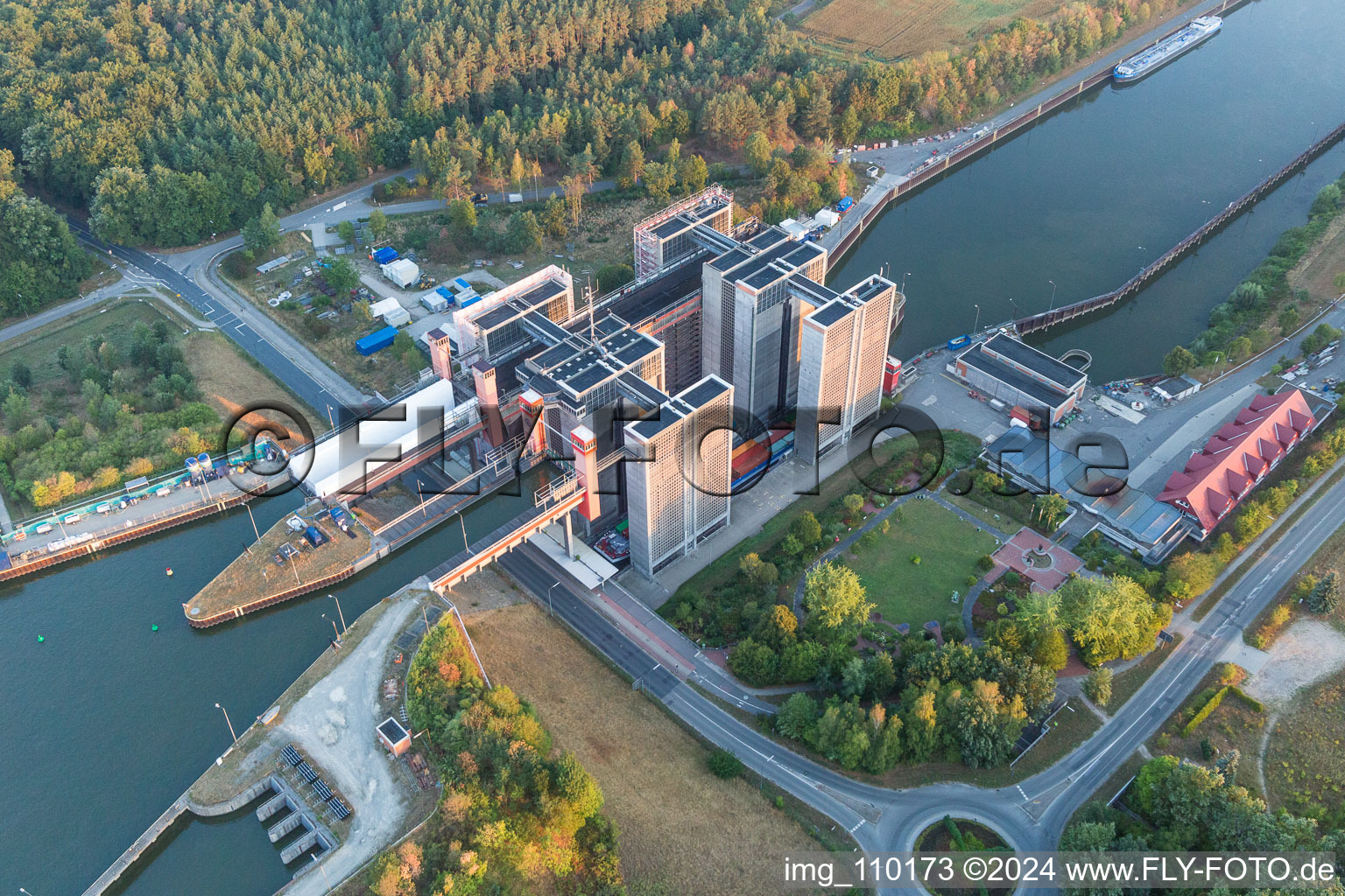 Systèmes d'ascenseurs à bateaux et d'écluses sur les rives du canal latéral à l'Elbe à Scharnebeck dans le département Basse-Saxe, Allemagne d'un drone