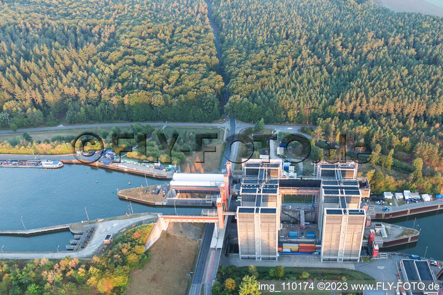 Systèmes d'ascenseurs à bateaux et d'écluses sur les rives du canal latéral à l'Elbe à Scharnebeck dans le département Basse-Saxe, Allemagne vu d'un drone