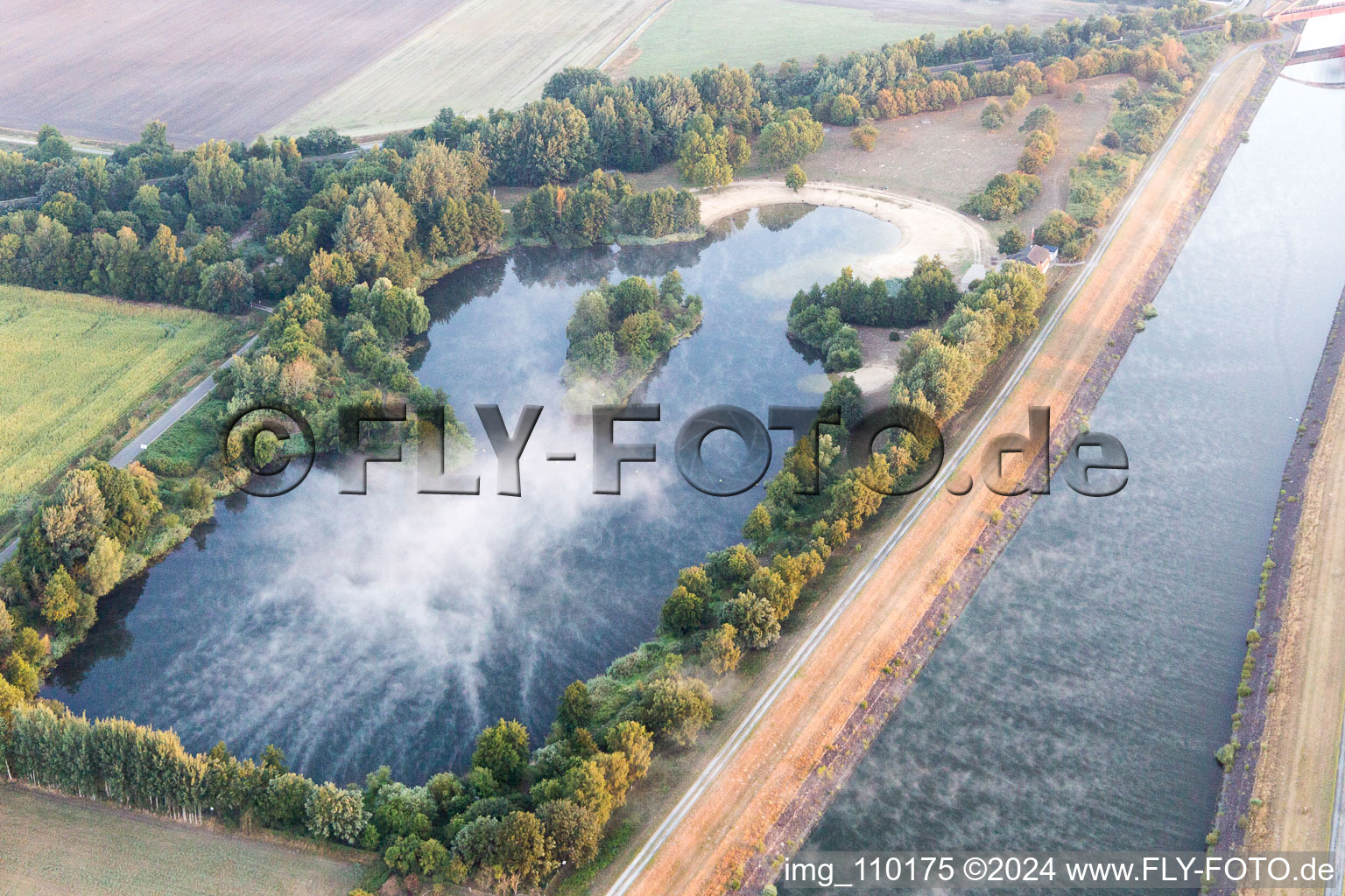 Vue aérienne de Lac insulaire dans la brume matinale sur le canal latéral de l'Elbe à Scharnebeck à Scharnebeck dans le département Basse-Saxe, Allemagne