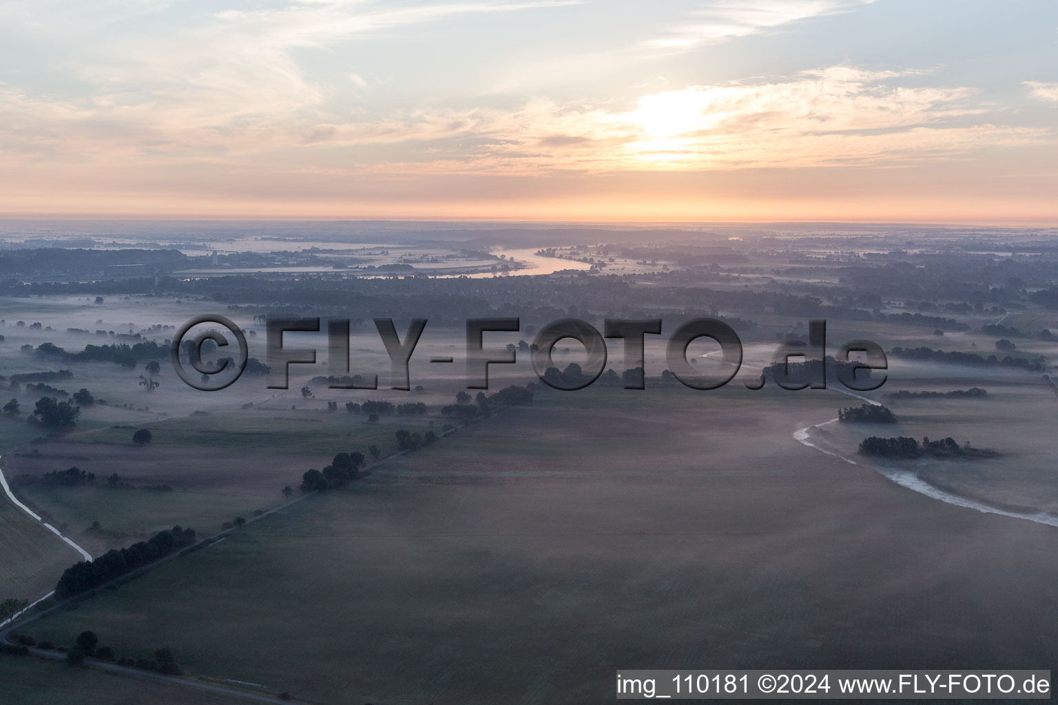 Vue aérienne de Brouillard matinal sur la plaine inondable de l'Elbe, près de Boizenburg à Echem dans le département Basse-Saxe, Allemagne