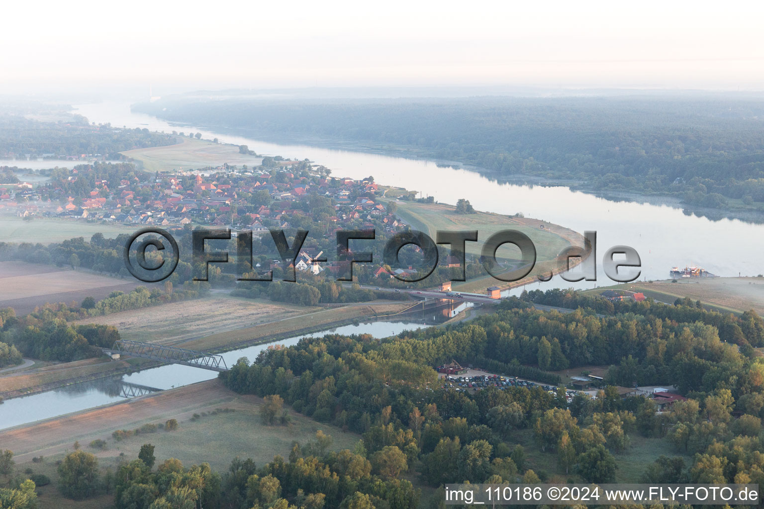 Vue aérienne de Artlenburg dans le département Basse-Saxe, Allemagne