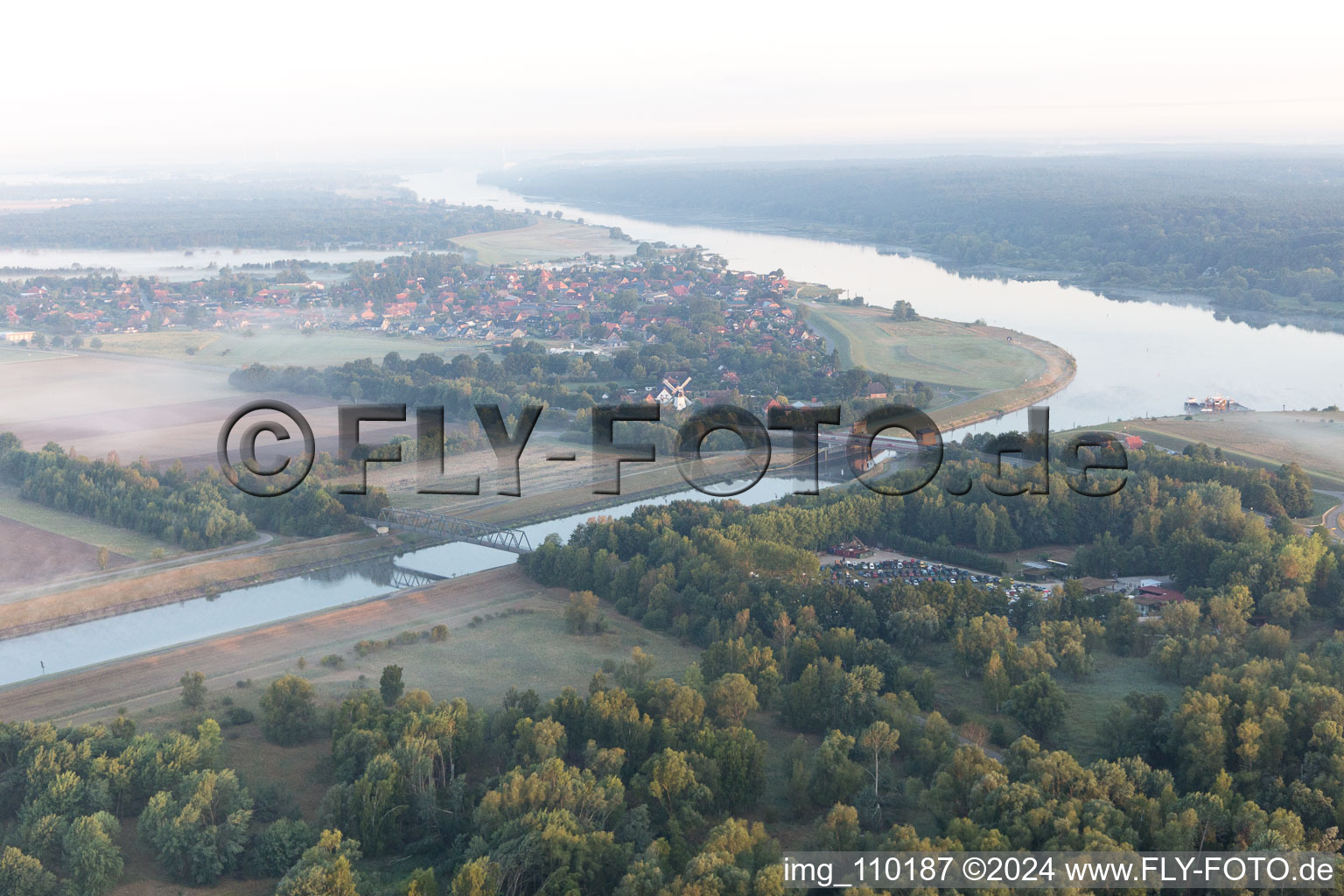 Vue aérienne de Artlenburg dans le département Basse-Saxe, Allemagne