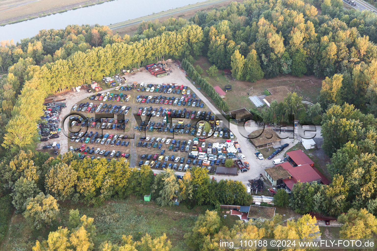 Vue aérienne de Casse pour le recyclage des voitures et des véhicules d'occasion avec démontage et commerce de pièces détachées Recyclage automobile Artlenburg Mark Sydow à Artlenburg dans le département Basse-Saxe, Allemagne