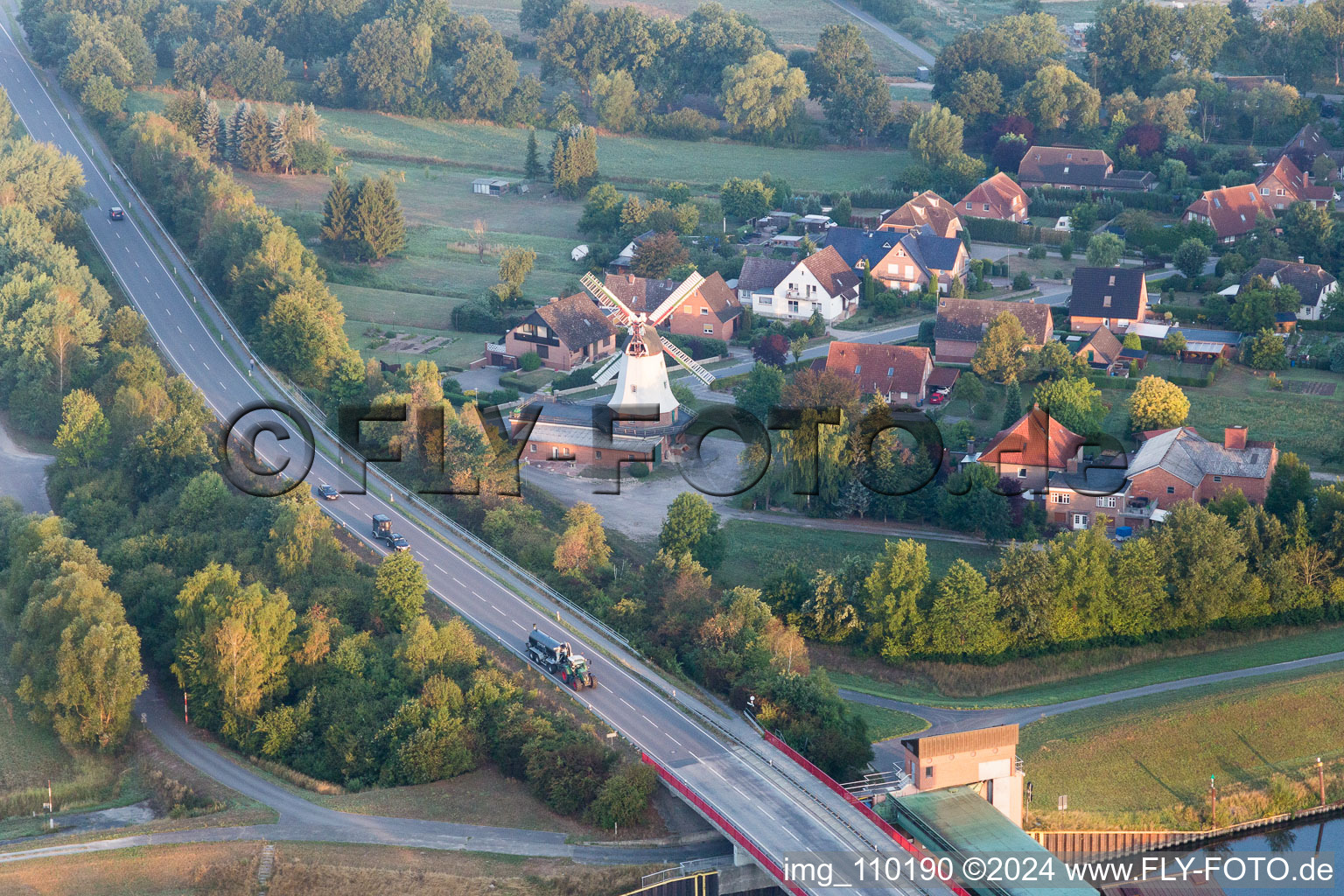 Vue aérienne de Moulin à vent à Artlenburg dans le département Basse-Saxe, Allemagne