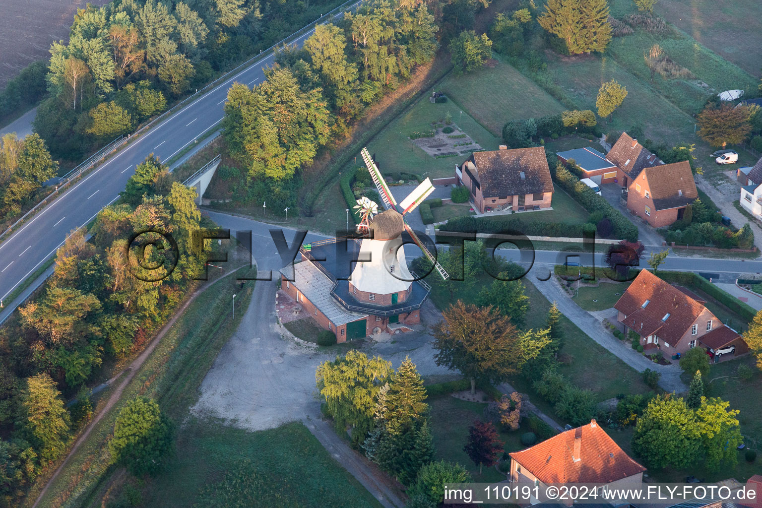 Vue aérienne de Moulin à vent historique sur la ferme d'une ferme en bordure de champs cultivés à Artlenburg dans le département Basse-Saxe, Allemagne