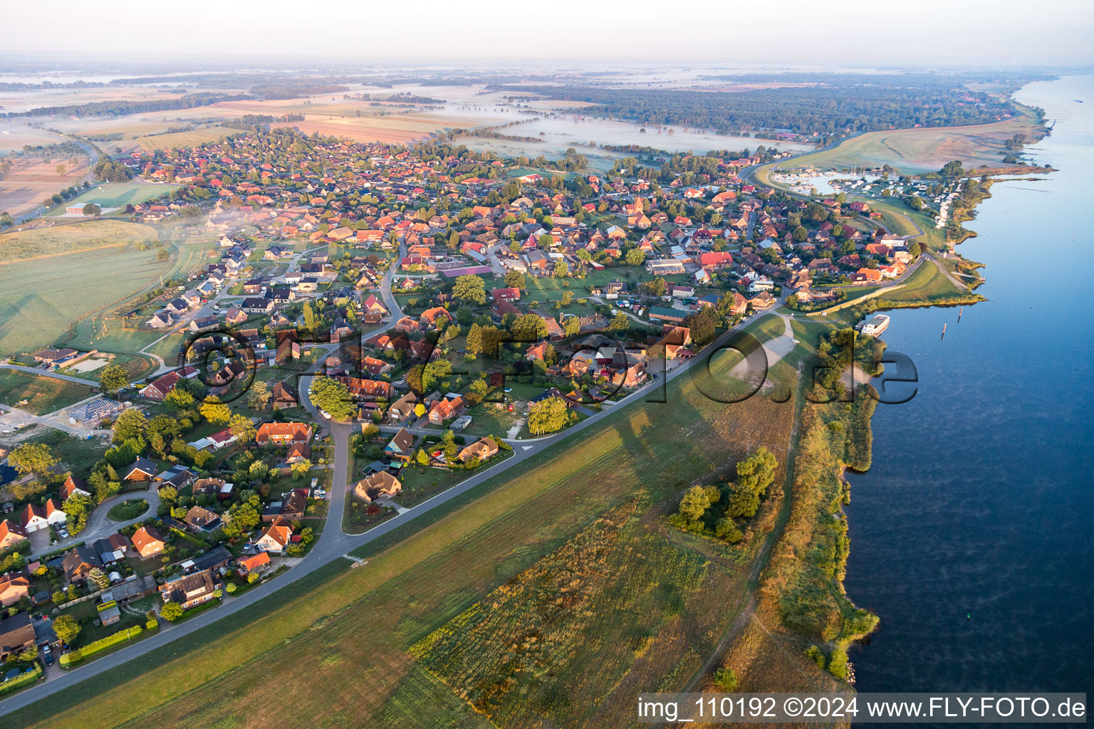 Vue aérienne de Zones riveraines de l'Elbe à Artlenburg dans le département Basse-Saxe, Allemagne