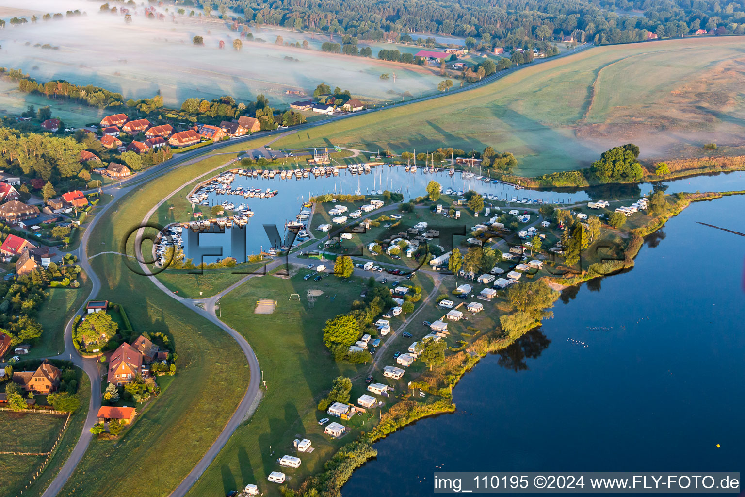 Vue aérienne de Emplacements de camping à Artlenburg dans le département Basse-Saxe, Allemagne