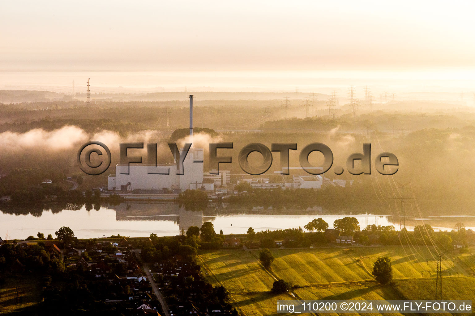 Vue aérienne de Blocs de réacteurs et installations désaffectés de la centrale nucléaire de Krümmel dans le brouillard matinal sur les rives de l'Elbe dans le district de Krümmel à Geesthacht dans le département Schleswig-Holstein, Allemagne