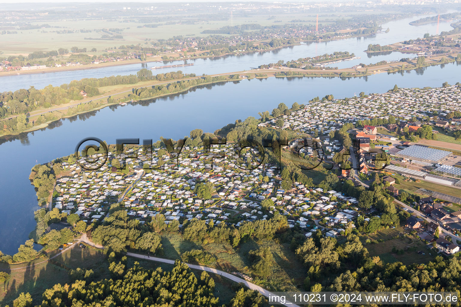 Vue aérienne de Caravanes et tentes - camping et camping au Camping Jacobsen sur la digue de l'Elbe dans le quartier d'Ochsenwerder à Hamburg dans le département Hambourg, Allemagne