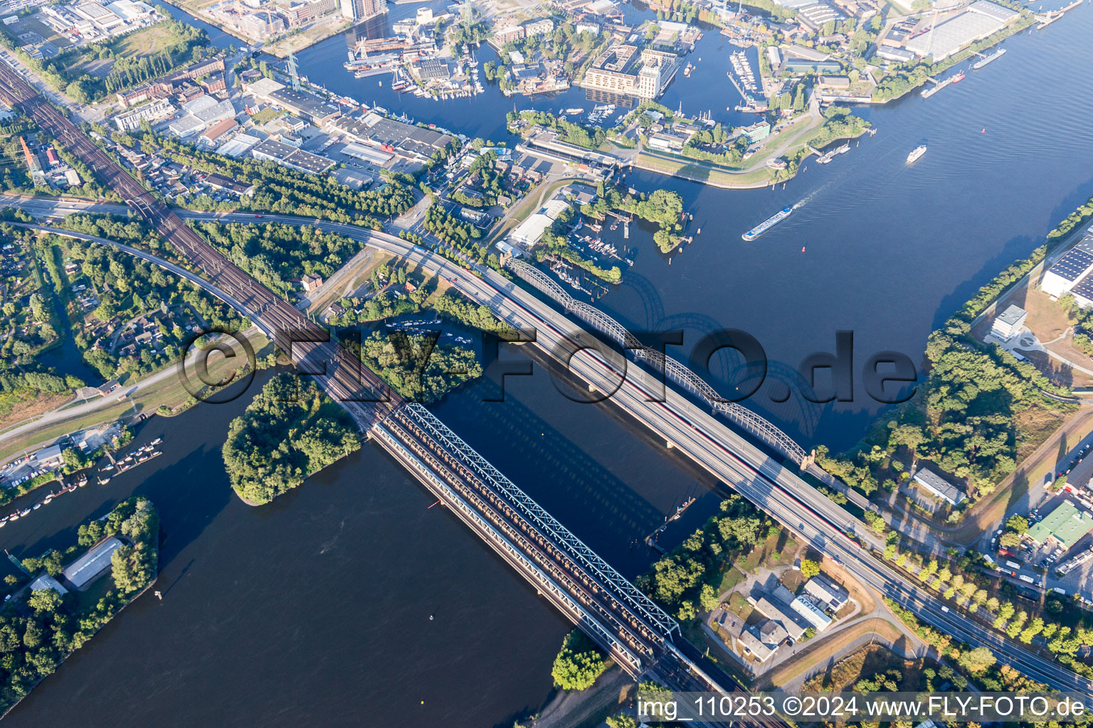 Vue aérienne de Ouvrages de ponts fluviaux : pont du vieux Harburg sur l'Elbe, pont du 17 juin, pont de l'autoroute A253 et pont ferroviaire sur la Süderelbe à Hamburg dans le département Hambourg, Allemagne