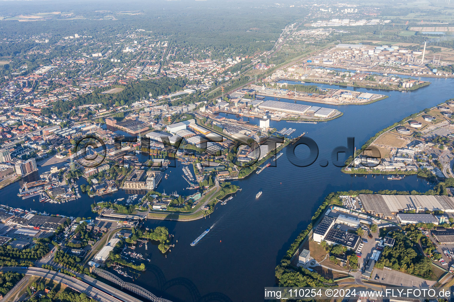 Vue aérienne de Quais et postes d'amarrage dans les bassins portuaires des ports maritimes 1 à 4 sur la Süderelbe dans le district Harburg à Harburg dans le département Hambourg, Allemagne