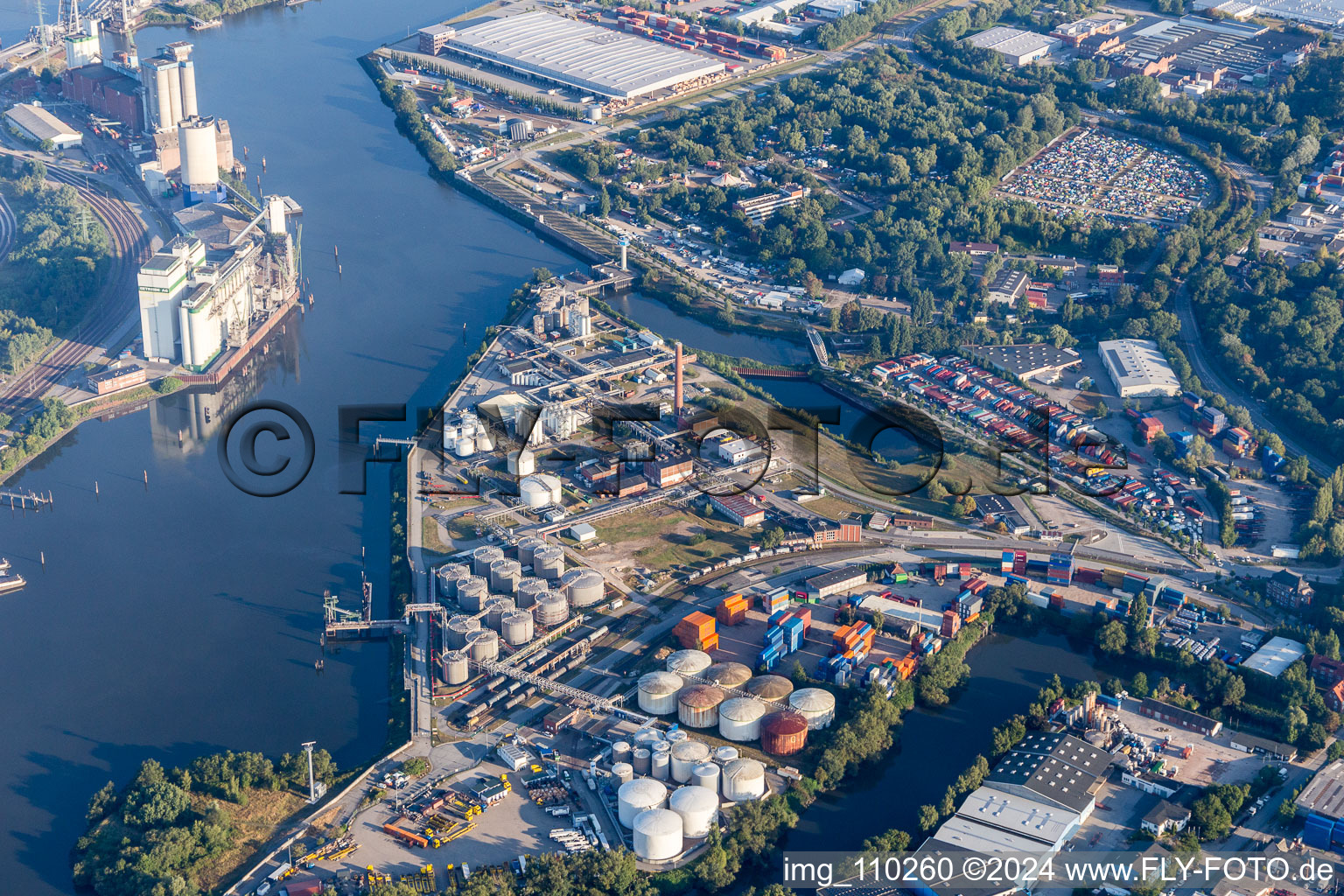 Vue aérienne de Parc de stockage de grande hauteur d'UNITAINER Trading GmbH au port de Schluisgrove à Hamburg dans le département Hambourg, Allemagne