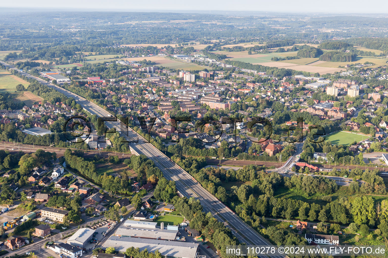 Vue aérienne de Tracé et voies le long du pont autoroutier BAB A1 au-dessus de la voie ferrée à Seevetal dans le département Basse-Saxe, Allemagne
